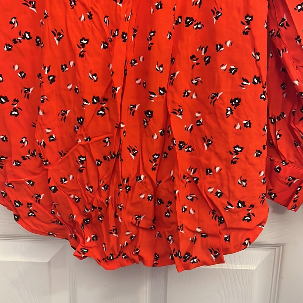 Gap Maternity size L blouse with cross over front with button closure pleated - Picture 9 of 9